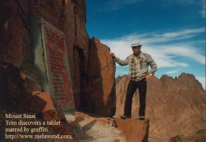 bbbbbbbbbb - Tom reading plaque Sinai